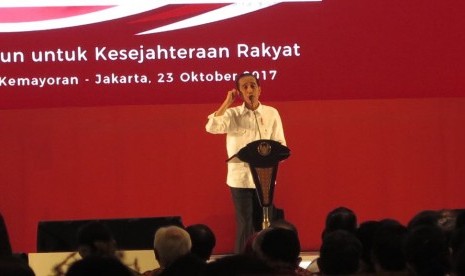 [10:17 PM, 10/23/2017] Debbie S: Presiden Joko Widodo memberikan arahan pada Rembuk Nasional di Jiexpo Kemayoran, Senin (23/10) malam. 