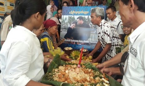 [11:59, 11/6/2017] +62 813-2440-8591: Pedagang pasar legi menggelar syukuran jelang pernikahan putri Presiden Joko Widodo, Kahiyang Ayu dengan Muhammad Bobby Afif Nasution pada 8 November mendatang.