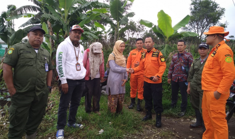 Dua pendaki bernama Tika Rahmawati (27) dan Eva Nurhasanah (30) tersesat di Gunung Bukit Tunggul, Kabupaten Bandung, Sabtu (29/1) sekitar pukul 12.30 Wib. Petugas gabungan tengah melakukan pencarian dan kini kedua pendaki tersebut telah berhasil ditemukan, Ahad (1/3) siang. 