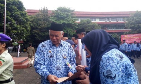 Rektor Universitas Pembangunan Nasional Veteran Jakarta (UPNVJ) Eddy S. Siradj saat memberikan atribut PIKIR secara simbolis kepada seluruh perwakilan staff UPNVJ, Jumat (19/1).