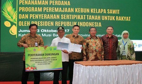 [18:46, 10/13/2017] Maman REP: Direktur Institution Bank BRI Sis Apik Wijayanto (kiri) berfoto bersama Direktur Utama Badan Pengelola Dana Perkebunan (BPDP) Kelapa Sawit Dono Boestami (kedua kanan) Ketua Koperasi Sawit subur Bambang Haji Sutjipto (kedua kiri), dan Head of Sustainability and Stakeholder Relation Asian Agri Bernard Alexander Riedo(ketiga kiri) usai penendatanganan kesepakatan Bersama antara Bank BRI dan BPDP Kelapa Sawit untuk mendukubg Program Peremajaan Perkebunan Kelapa Sawit yang dilaksanakan di Musi Banyuasin, Palembang (13/10). 