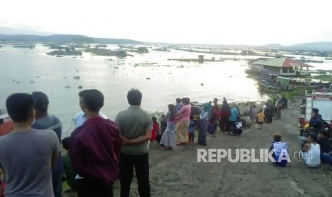 [20:39, 21/12/2017] +62 821-5785-1116: Warga Kecamatan Maniis, Purwakarta, turut menyaksikan proses pencarian enam korban perahu tenggelam di Waduk Cirata, Kamis (21/12). 