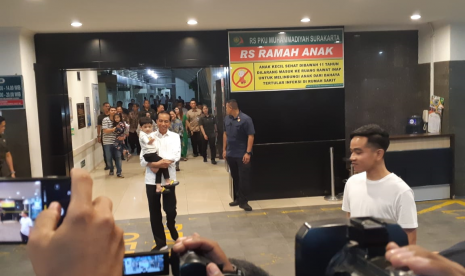 Presiden Joko Widodo menggendong cucu pertamanya, Jan Ethes, seusai menjenguk menantunya, Selvi Ananda, yang baru saja menjalani persalinan di Rumah Sakit PKU Muhammadiyah Solo, Jumat (15/11) malam.