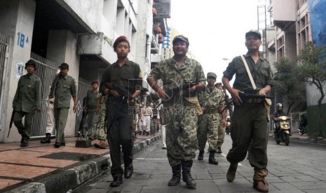  Sejumlah pasukan Angkatan Perang Ratu Adil (APRA) melintasi jalan Braga pada reka ulang sejarah penembakan Letkol Adlof Lembong, Bandung, Ahad (19/1).  (Septianjar Muharam)