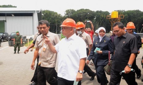  Menko Perekonomian Hatta Rajasa bersama Menteri Kehutanan Zulkifli Hasan didampingi  Bupati Kediri Hj. Hariyanti Sutrisno (kedua kanan) meninjau pabrik Perhutani Plywood Industry di Desa Gedangsewu, Kecamatan Puncu, Kabupaten Kediri, Jawa Timur Senin (20/