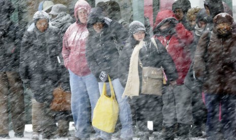  Antrean warga yang menunggu bus saat badai salju di Philadelphia.