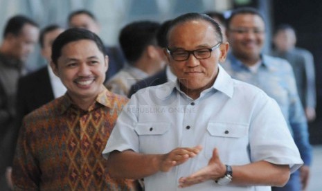 Presiden PKS Anis Matta (kiri) bersama Ketua Umum Partai Golkar Aburizal Bakrie saat melakukan pertemuan politik di Jakarta, Rabu (22/1).    (Republika/Wihdan Hidayat)