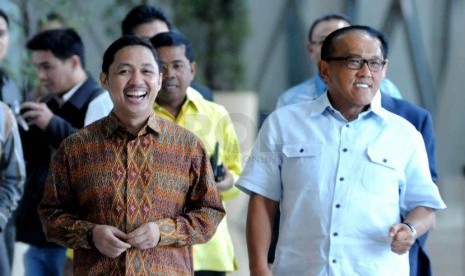 Presiden PKS Anis Matta (kiri) bersama Ketua Umum Partai Golkar Aburizal Bakrie saat melakukan pertemuan politik di Jakarta, Rabu (22/1).    (Republika/Wihdan Hidayat)