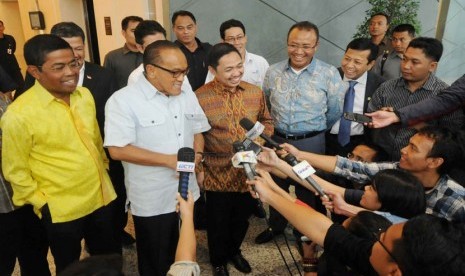   Ketua Umum Partai Golkar Aburizal Bakrie bersama Presiden PKS Anis Matta menyampaikan keterangan pers usai melakukan pertemuan politik di Jakarta, Rabu (22/1).    (Republika/Wihdan Hidayat)