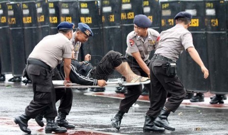  Anggota Kepolisian melakukan simulasi pengamanan pemilu di halaman Polda Metro Jaya, Jakarta Pusat, Kamis (23/1).    (Republika/Yasin Habibi) 