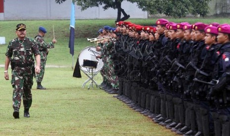  Kepala Staf Umum TNI Marsdya TNI Boy Syahrir Qamar (kiri) memeriksa barisan pasukan peserta Latihan Satuan Penanggulangan Teror (Satgultor) TNI di Lapangan Batalyon 461 Paskhas, Pangkalan Udara TNI AU Halim Perdanakusuma, Jakarta, Jumat (24/1).   (Republi