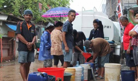  PMI mendistribusikan air bersih sebanyak lima ribu liter kepada warga korban banjir di Kelurahan Kapuk Muara, Kecamatan Penjaringan, Jakarta Utara, Jum’at (24/1).    (dok.PMI)