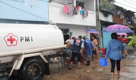  PMI mendistribusikan air bersih sebanyak lima ribu liter kepada warga korban banjir di Kelurahan Kapuk Muara, Kecamatan Penjaringan, Jakarta Utara, Jum’at (24/1).    (dok.PMI)