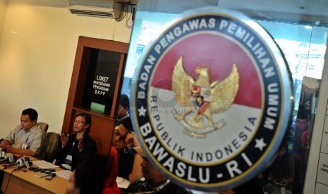  Jumpa pers Badan Pengawas Pemilu (Bawaslu) terkait potensi kerawanan pemilu di kantor Bawaslu, Jakarta, Ahad (26/1). (Republika/ Tahta Aidilla)