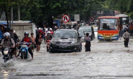  Kendaraan terjebak banjir saat mencoba melintasi ruas jalan yang menghubungkan Ciledug dengan Cipulir di Jakarta Selatan, Rabu  (29/1).    (Republika/Yasin Habibi)