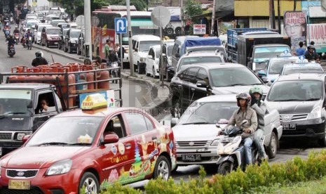   Kendaraan terjebak kemacetan di Jalan Ciledug Raya, Jakarta Selatan, Rabu (29/1).     (Republika/Yasin Habibi)