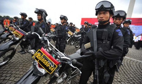   Personel Polri mengikuti Apel Gelar Pasukan Operasi Kepolisian Terpusat Mantap Brata 2014 di Kawasan Silang Monas, Jakarta, Kamis (30/1).    (Antara/Wahyu Putro)