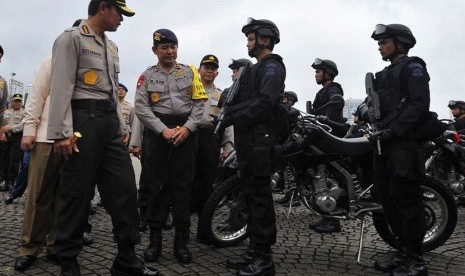   Kapolri Jendral Pol Sutarman (kiri) melakukan pengecekan pasukan saat Apel Gelar Pasukan Operasi Kepolisian Terpusat Mantap Brata 2014 di Jakarta, Kamis (30/1).   (Antara/Wahyu Putro)