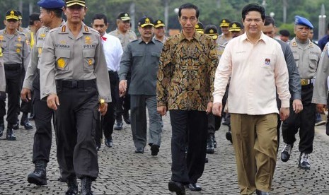  Kapolri Jendral Pol Sutarman (kiri) bersama Ketua KPU Husni Kamil Manik (kanan) dan Gubernur DKI Jakarta Joko Widodo (kedua kanan) saat Apel Gelar Pasukan di Jakarta, Kamis (30/1).   (Antara/Wahyu Putro)