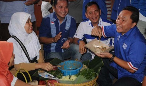  Caleg DPR RI Dapil Lampung I Zulkifli Hasan sempat mencicipi pecel saat mengunjungi Pasar Cimeng, Bandar Lampung, Ahad (23/3).