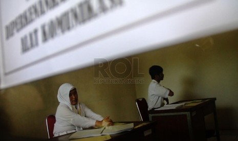   Siswa penyandang tuna netra Novitriyani (kiri), dan Ikhsanegi Ramadhan (kanan) mengikuti Ujian Nasional di SLB Bagian-A (Tuna Netra) Pembina Tingkat Nasional, Jakarta Selatan, Senin (14/4).(Republika/Yasin Habibi)