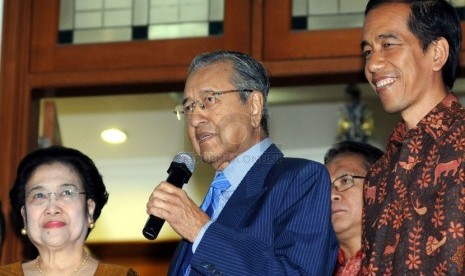 Former prime minister of Malaysia, Mahathir Mohamad (center), poses with Megawati (left) and Joko Widodo during his visit to Megawati's residence in Jakarta on Monday.