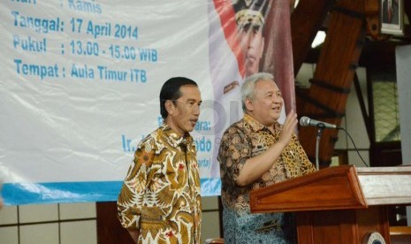   Rektor ITB Prof Dr Akhmaloka (kanan) saat menyambut Gubernur DKI Joko widodo di Aula Timur, Kampus ITB, Kota Bandung, Kamis (17/4). (Republika/Edi Yusuf)