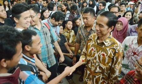 Gubernur Jakarta Joko Widodo bersalaman dengan mahasiswa di Aula Timur Kampus ITB, Jl Ganeca, Kota Bandung, Kamis (17/4). (Republika/Edi Yusuf)