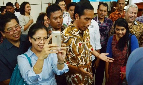  Mahasiswa berfoto bersama Gubernur Jakarta Joko Widodo  di Aula Timur Kampus ITB, Jl Ganeca, Kota Bandung, Kamis (17/4). (Republika/Edi Yusuf)