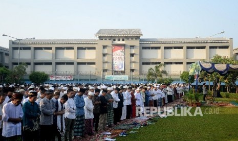   Narapidana dan petugas lapas melaksanakan salat Idul Fitri di Rutan Kelas I Cipinang, Jakarta, Rabu (6/7). (Praygi)