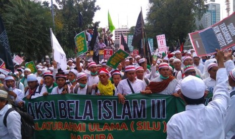                         Ribuan masa mulai padati padati jalan Merdeka Barat, Jumat (2/12)