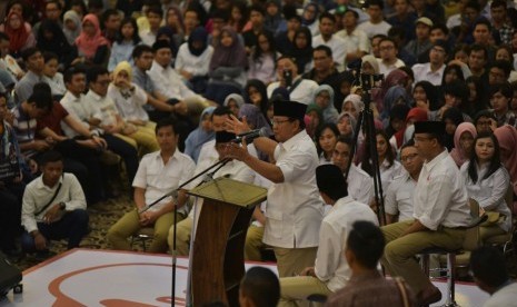 Pasangan Anies Baswedan-Sandiaga Uno bersama Ketua Umum Partai Gerindra Prabowo Subianto menyampaikan orasi di GOR Prima Sport Kedoya, Jakbar, Rabu (1/2).