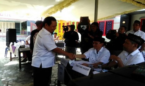 Calon bupati nomor urut dua Sa'duddin menyalurkan hak pilih di TPS 17 Desa Mekarsari, Tambun Selatan. Ahmad Dhani tidak menyalurkan hak pilih karena bukan warga Kab Bekasi.