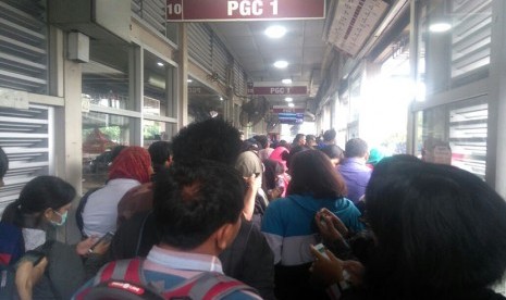                         Penumpukan penumpang di  halte Sunter Kelapa Gading, para penumpang menunggu transjakarta koridor 10 PGC - Tanjung Priok. Saat ini pelayanan koridor 10 dari Tanjung Priok hanya sampai Penas Kalimalang karena adanya genangan di terow