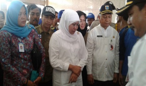                     Menteri Sosial Khofifah Indar Parawansa Meninjau Korban Banjir Cipinang Melayi Jakarta Timur. Selain menemui korban banjir, Mensos juga memantau semua logistik dan dapur umum. 