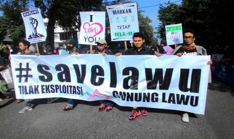   Sahabat Pecinta Gunung Lawu menolak eksplorasi tenaga panas bumi di kawasan Lawu. Penolakan dilakukan dengan menggelar aksi jalan kaki di Jalan Slamet Riyadi pada Ahad (26/2).