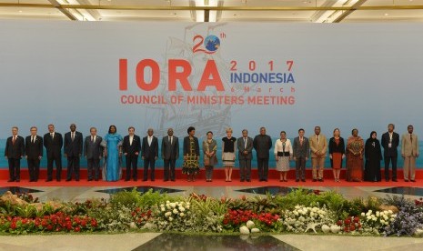 Sejumlah menteri dari negara-negara anggota Indian Ocean Rim Association (IORA) berfoto bersama sebelum pertemuan Council of Ministerial Meeting dalam rangkaian KTT IORA ke-20 Tahun 2017 di Jakarta Convention Center, Jakarta, Senin (6/3).