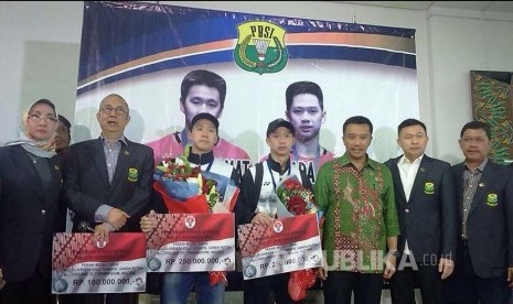                         Juara ganda putra All England 2017 menerima bonus masing-masing Rp 250 juta dan Rp 100 juta untuk pelatih dari Menteri Pemuda dan Olahraga Imam Nahrawi, Selasa (14/3). 