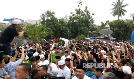                         Jenazah KH Hasyim Muzadi Saat Akan Dishalatkan ke Masjid Pesantren Al Hikam, Beji, Depok, Jawa Barat, Kamis (16/3).