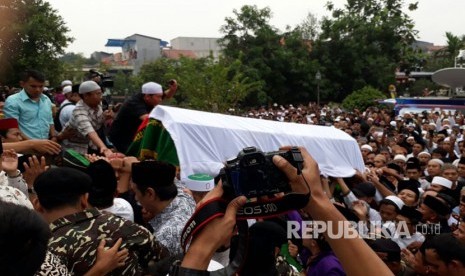                         Jenazah KH Hasyim Muzadi Saat Akan Dishalatkan ke Masjid Pesantren Al Hikam, Beji, Depok, Jawa Barat, Kamis (16/3).