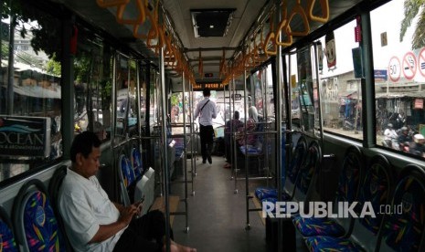                         Bus Transjakarta rute baru Pasar Minggu - Tanah Abang masih lengang, Senin (20/3).