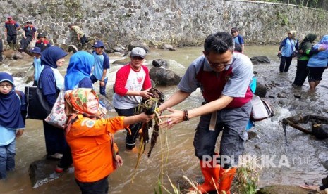                         Wakil Wali Kota Sukabumi Achmad Fahmi (yang menggunakan topi) ikut membersihkan sungai dari sampah di Sungai Cipelang Kecamatan Gunungpuyuh, Kota Sukabumi Kamis (23/3). 