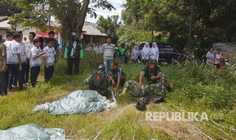 Warga menyaksikan jatuhnya penerjun payung di SD Kartika, Kompleks Kodam, Jatiwaringin, Jakarta Timur.