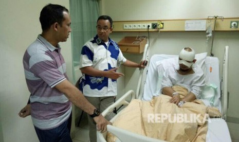                         Calon Gubernur DKI Jakarta Anies Baswedan bertemu dengan penyidik senior Komisi Pemberantasan Korupsi (KPK) Novel Baswedan di RS Mitra Keluarga Kelapa Gading, Jakarta Utara, Selasa (11/4) pagi. 