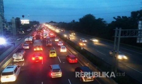                         Jalan tol Jakarta-Cikampek KM 17 arah Cikampek terpantau padat jelang libur panjang pada Kamis (13/4).