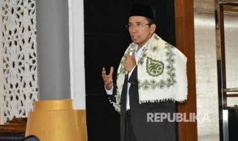 Gubernur NTB TGH Muhammad Zainul Majdi menyampaikan tausiyah tentang pentingnya sikap saling menghargai antar sesama di Islamic Center NTB, Jumat (14/4).