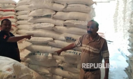                         Puluhan ton gula rafinasi menumpuk di gudang distributor/pedagang di sekitar Pelabuhan Cirebon, Kamis (3/8).