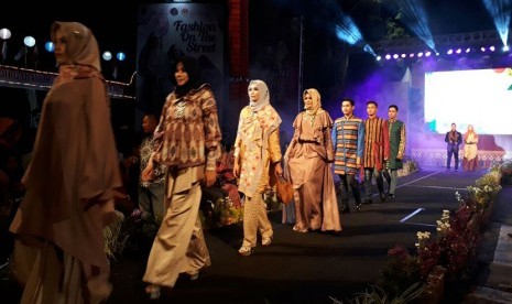 Para model berlenggak-lenggok di acara Fashion On The Street 2017 di Jalan Pejanggik, Kota Mataram, NTB, pada Kamis (14/9) malam. Para model menyuguhkan kreasi busana islami yang disambut antusias warga Mataram.  