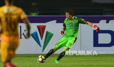 Penjaga gawang Persib I Made Wirawan 