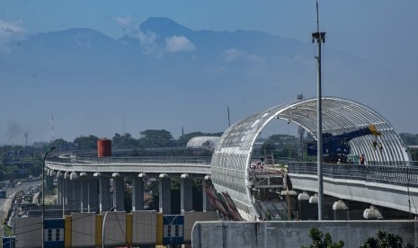 [ilustrasi] Pekerja beraktivitas di lokasi proyek pembangunan longspan atau jembatan panjang LRT Jabodebek lintas pelayanan 1 Cawang-Cibubur, di Jakarta, Jumat (29/3/2019).